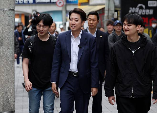 이준석 개혁신당 대선 후보가 24일 서울 동작구 한 한식 뷔페로 향하고 있다. /뉴시스