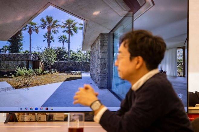 국토는 좁지만 빠르게 도입한 초고속 인터넷망 덕분에 한국은 다른 나라보다 더 큰 가상공간을 갖게 되었다고 설명하는 건축가 유현준./사진=김흥구