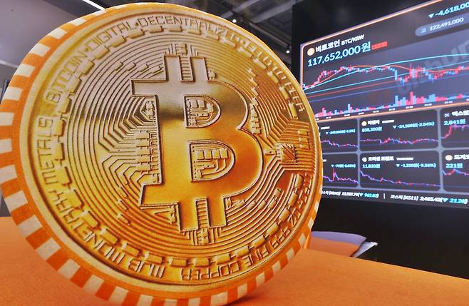 서울 서초구 빗썸라운지에 가상자산 시세가 표시되는 모습. /연합뉴스