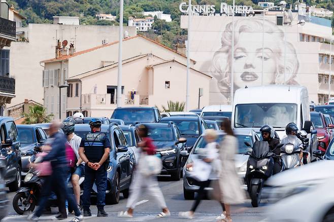 24일(현지 시각) 프랑스 남부 칸에서 정전이 발생해 경찰관이 교통을 지휘하고 있다./EPA연합뉴스