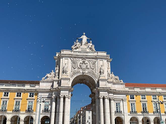 리스본 대지진으로부터 회복을 상징하는  아우구스타 스트리트 아치