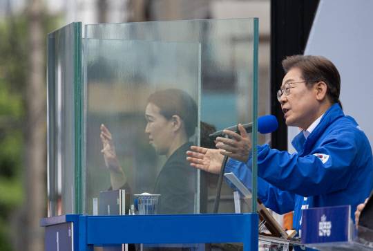 이재명 더불어민주당 대선 후보가 24일 경기 부천시 부천역 북부광장에서 열린 유세에서 시민들에게 지지를 호소하고 있다. 연합뉴스