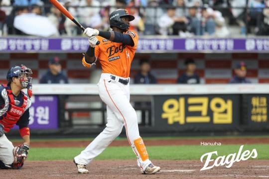 24일 대전한화생명볼파크에서 열린 '2025 신한 SOL뱅크 KBO리그' 롯데자이언츠와의 2차전 경기에서 5회말 플로리얼이 롯데 데이비슨의 직구를 받아쳐 우월 솔로 홈런을 터뜨리고 있다. 한화이글스 제공