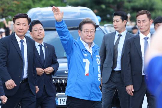 더불어민주당 이재명 대선 후보가 24일 경기 안산시 단원구 안산문화광장 유세장에 도착해 시민들을 향해 손을 흔들고 있다. 연합뉴스