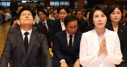 국민의힘 김문수 대선 후보와 더불어민주당 이재명 대선 후보의 배우자 김혜경 여사가 24일 충북 단양군 구인사에서 열린 상월원각대조사 제51주기 열반대재에 참석해 있다. 연합뉴스