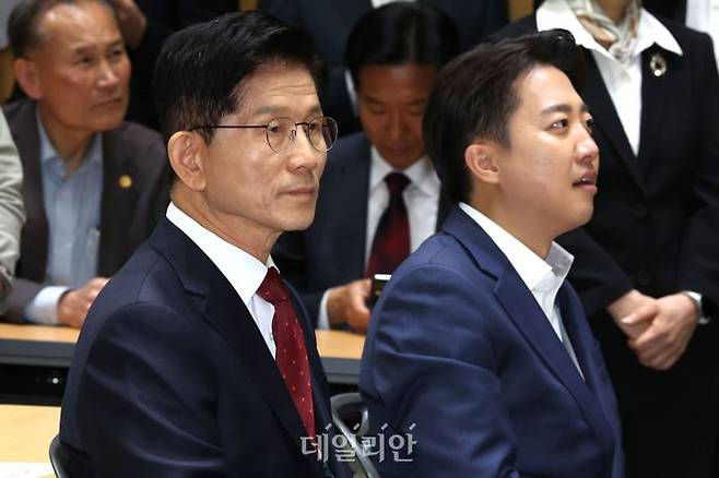 김문수 국민의힘 대선 후보와 이준석 개혁신당 후보가 19일 오전 서울시청에서 열린 약자와 동행하는 서울 토론회에 참석했다. ⓒ데일리안 방규현 기자