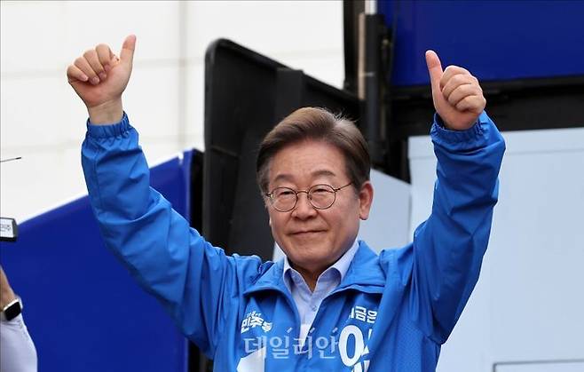 이재명 더불어민주당 대선 후보가 지난 21일 오후 인천 서구 롯데마트앞에서 열린 유세에서 손을 들어 인사하고 있다. ⓒ데일리안 홍금표 기자