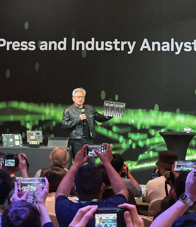 21일(현지시간) 젠슨 황 엔비디아 CEO가 대만 타이베이 만다린 오리엔탈 호텔에서 글로벌 미디어 간담회에 참석한 모습. ⓒ임채현 기자