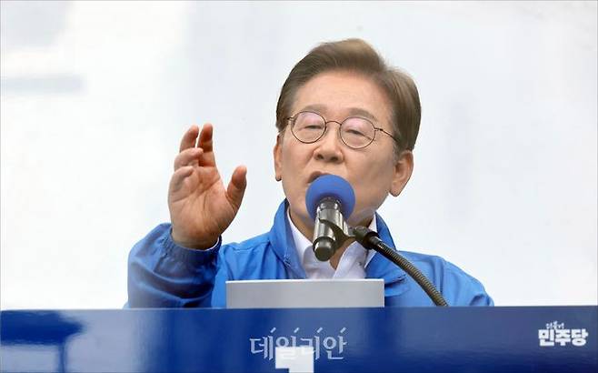 이재명 더불어민주당 대선 후보가 24일 오후 경기도 시흥시 아브뉴프랑스센트럴광장에서 유세하고 있다. ⓒ데일리안 홍금표 기자