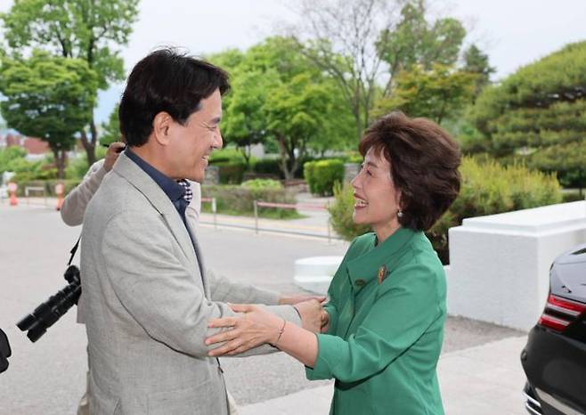 김진태 강원특별자치도지사가 23일 강원 춘천 강원도청 입구에서 박선영 진실·화해를위한과거사정리위원장을 맞이하고 있다. ⓒ박선영 위원장 페이스북