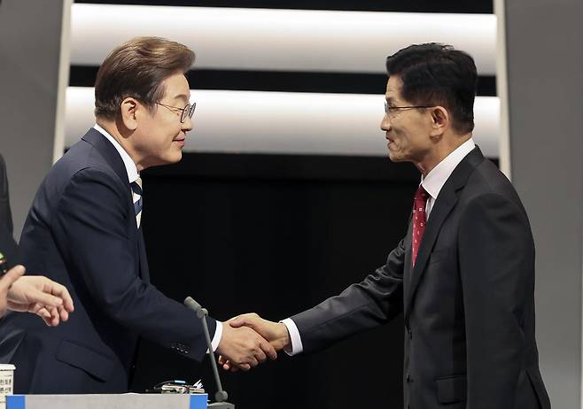 이재명 더불어민주당(왼쪽), 김문수 국민의힘 대통령 후보가 23일 서울 영등포구 KBS본관 스튜디오에서 중앙선거방송토론위원회 주관 제21대 대통령선거 2차 후보자 토론회 시작에 앞서 악수하고 있다. 2025.5.23 국회사진기자단