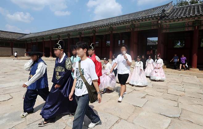 지난해 베트남 귀환 결혼이민자 자녀들이 서울 종로구 경복궁에서 한국 전통문화를 체험하고 있는 모습. 뉴시스