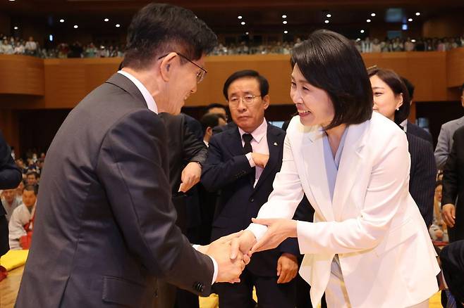 김문수 국민의힘 대선 후보가 24일 오전 충북 단양군 구인사에서 열린 상월원각대조사 제51주기 열반대재에 참석해 이재명 더불어민주당 대선후보 배우자 김혜경 여사와 인사하고 있다  2025.05.24. 뉴시스