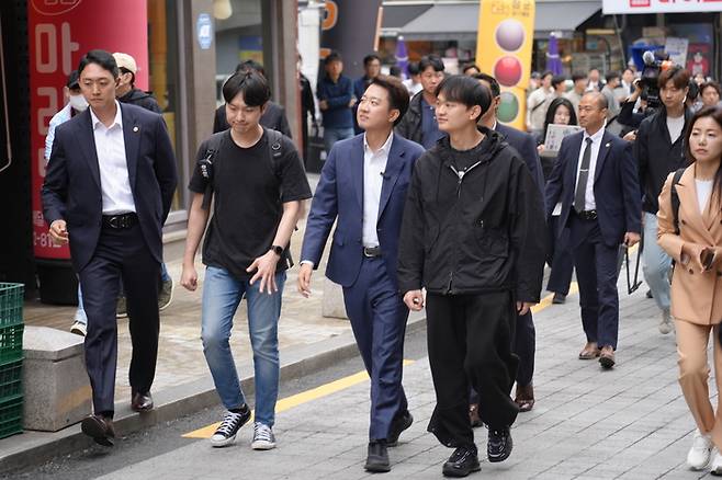 이준석 개혁신당 대선 후보가 24일 서울 노량진 고시촌에서 공시생들과 만나 응원에 나섰다.〈출처:개혁신당 선대본〉