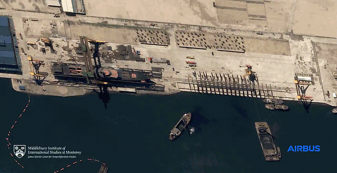 김정은 눈 앞서 쓰러진 北 구축함 시뮬레이션 이미지 및 위성사진