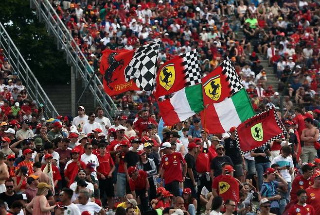 지난 17일(현지시간) 이탈리아 에밀리아-로마냐 그랑프리 경기장에서 F1 팬들이 응원하고 있다. 연합뉴스