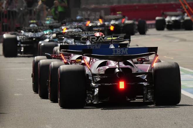 17일 이탈리아 에밀리아-로마냐 그랑프리 경기장 퀄리파잉 세션에서 줄지어 서 있는 선수들 차 모습. 뉴시스