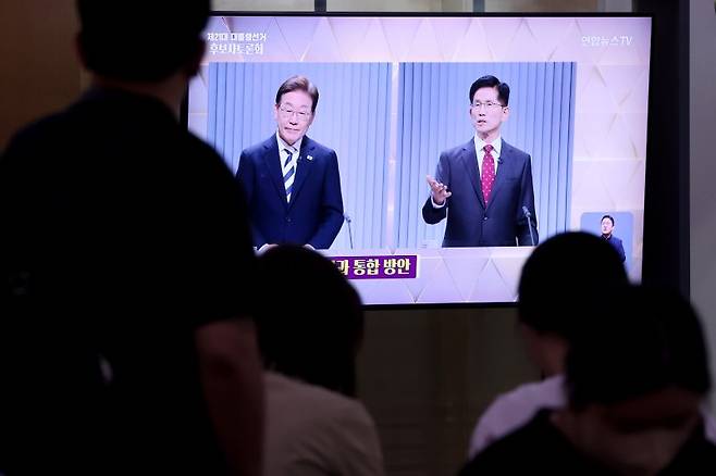 지난 23일 서울역 대합실에서 제21대 대통령선거 2차 후보자 토론회가 생중계되고 있다. 연합뉴스