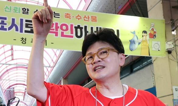 한동훈 전 국민의힘 대표가 22일 청주 육거리시장을 찾아 김문수 대선 후보의 지원 유세를 하고 있다. 연합뉴스