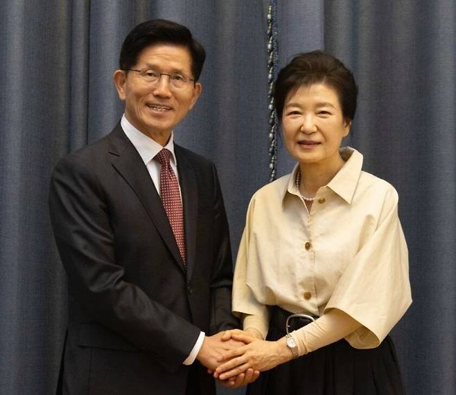 24일 김문수 국민의힘 대통령 후보가 대구 달성군에 있는 박근혜 전 대통령 사저에서 박 전 대통령을 만나고 있다. 국민의힘 제공