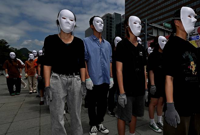 제26회 ‘세계 생물다양성의 날’인 2025년 5월22일 오전 서울 종로구 광화문광장 횡단보도에서 시민과 전문 무용수 등 총 47명이 다섯 팀으로 나뉘어 ‘자연의 권리’를 몸짓으로 표현하는 ‘공생2’를 선보였다. 공연을 마친 참가자들이 동물의 권리 또한 안전하게 보호받아야 함을 알리기 위해, 세종로 네거리 횡단보도를 네 발로 건너는 행위극을 준비하고 있다.