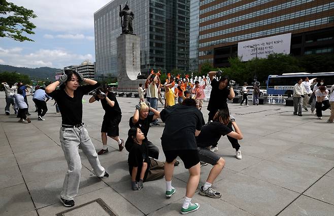 제26회 ‘세계 생물다양성의 날’인 2025년 5월22일 오전 서울 종로구 광화문광장 이순신 동상 앞에서 시민 35명과 전문 무용수 12명 등 총 47명이 다섯 팀으로 나뉘어 ‘자연의 권리’를 몸짓으로 표현하는 ‘공생2’를 선보이고 있다. 2024년에 이어 두 번째로 열린 이번 행사는 국내 보호 지역과 동식물에 법인격(권리능력)을 부여하고 인간과 더불어 안전하게 살아갈 기반을 마련하자는 취지로 기획됐다.