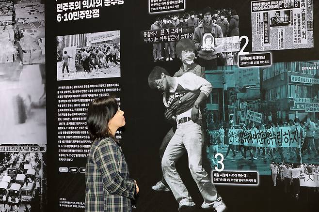 새로 건립된 신관에는 1960년부터의 민주화운동을 시기별·부문별로 정리한 디지털 미디어 패널이 세워져 있다.