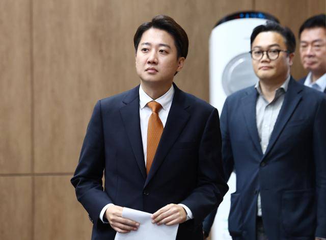 이준석 개혁신당 대통령 후보가 22일 서울 여의도 국회 소통관에서 단일화 관련 긴급 기자회견을 하기 위해 입장하고 있다. 뉴스1