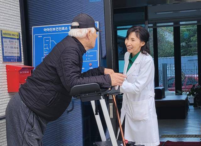 김영남(오른쪽) 강원 고성 아야진보건진료소장이 진료소를 찾아온 주민과 대화하는 모습. 김영남 소장 제공