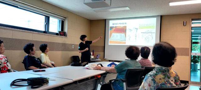 김영남 아야진보건진료소장이 주민들에게 보건 교육을 하는 모습. 김영남 소장 제공