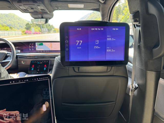 더 뉴 에스컬레이드 2열에서 바라본 모습. 접이식 트레이블 테이블에 노트북을 올려두고 업무를 하기에 충분한 공간을 제공한다. 오지혜 기자