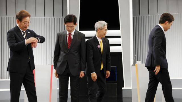 이재명 더불어민주당(왼쪽부터), 김문수 국민의힘, 권영국 민주노동당, 이준석 개혁신당 대통령 후보가 23일 서울 영등포구 KBS본관 스튜디오에서 중앙선거방송토론위원회 주관 제21대 대통령선거 2차 후보자 토론회 시작에 앞서 기념 촬영을 마친 뒤 자리로 향하고 있다. 뉴스1