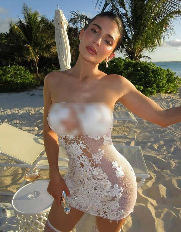 세계 최연소 억만장자로 유명한 사업가 겸 모델 카일리 제너(27)가 비키니를 입고 늘씬 몸매를 자랑해 화제다./사진=카일리 제너 인스타그램 캡처