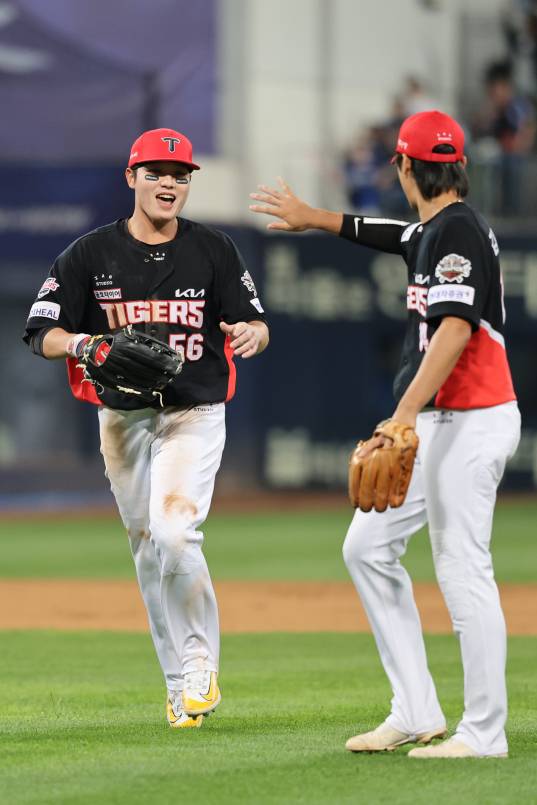 23일 대구 삼성전에서 결정적인 홈 보살을 기록한 오선우(왼쪽)가 더그아웃으로 향하고 있다. KIA 제공