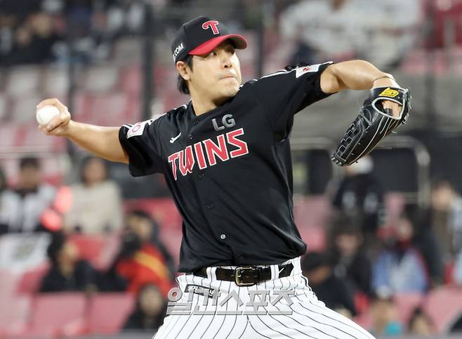 LG 트윈스의 베테랑 불펜이자 포크볼이 주무기인 오른손 투수 김진성. IS 포토