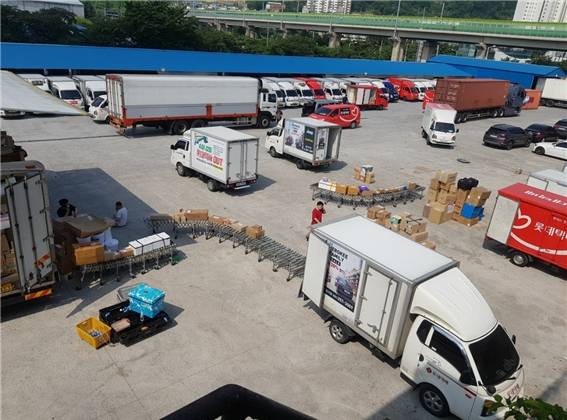 물류센터에서 택배 트럭들이 대기하고 있다. [사진=아이뉴스24 DB]