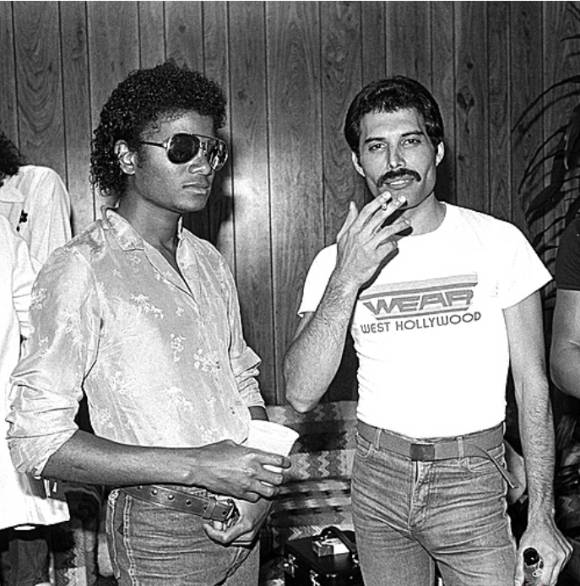 사진은 마이클 잭슨과 함께 있는 프레디 머큐리(오른쪽). [사진=유니버설뮤직]