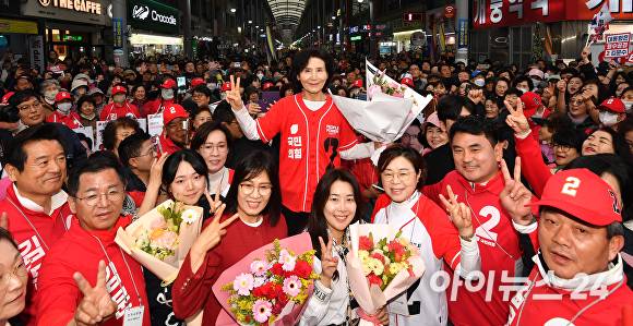 24일 김문수 후보 배우자 설난영 여사가 포항 죽도시장 찾아 민심 행보를 이어가고 있다. [사진=김정재 국회의원 사무실]