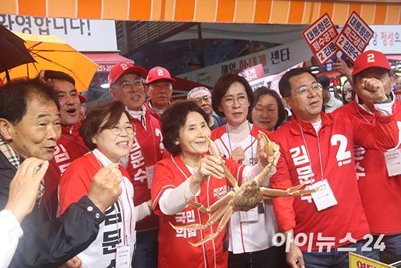 24일 김문수 후보 배우자 설난영 여사가 포항 죽도시장 찾아 민심 행보를 이어가고 있다. [사진=김정재 국회의원 사무실]