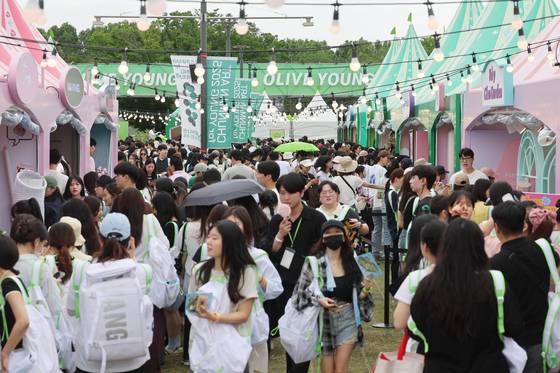 서울 용산구 노들섬에서 열린 체험형 뷰티·헬스 축제 '2025 올리브영 페스타'가 참관객들로 북적이고 있다. 연합뉴스