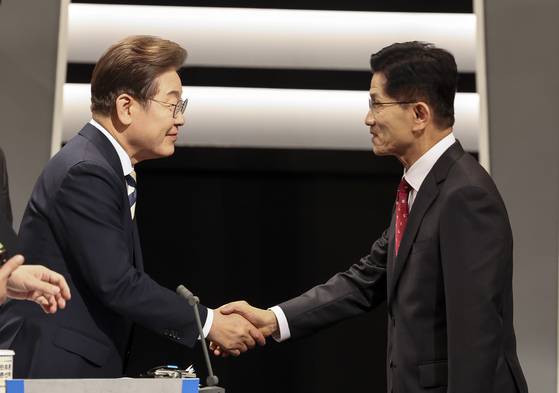 23일 서울 영등포구 여의도 KBS 스튜디오에서 열린 중앙선거방송토론위원회 주관 제21대 대통령선거 후보자 토론회에 앞서 더불어민주당 이재명 대선후보(왼쪽)와 국민의힘 김문수 대선후보가 인사를 나누고 있다. 국회사진기자단