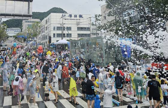 지난해 5월 26일 강원 춘천시 중앙로 일원에서 열린 춘천 마임축제 개막식 '물의 도시; 아수라장'에서 시민들이 물싸움을 하며 행사를 즐기고 있다. [연합뉴스]