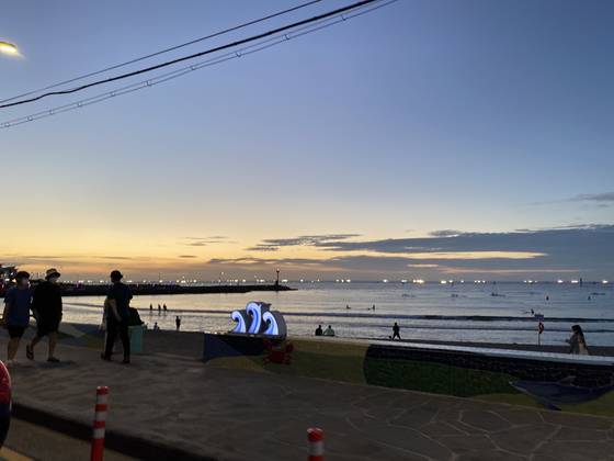 제주 이호 해수욕장이 오는 7월 15일부터 8월 15일까지 야간 조명시설을 활용해 오후 9시까지 야간 연장 운영한다. 최충일 기자