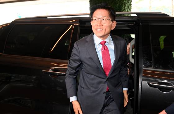 김문수 국민의힘 대선후보가 지난 23일 오전 서울 중구 더플라자호텔에서 열린 제3회 국가와 민족을 위한 조찬기도회에 참석하기 위해 차에서 내려 건물로 들어가고 있다. 임현동 기자