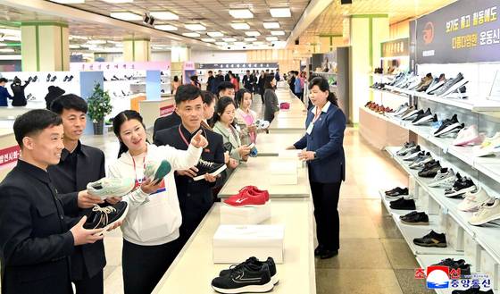 장마당에 무릎 꿇은 ‘평양1백화점’은 사회주의 체제의 허상을 단적으로 증명한 사례로 꼽힌다. 사진은 지난 4월 3일 평양제1백화점 내부 모습. [조선중앙통신=연합뉴스]