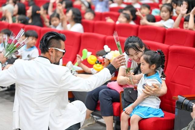 ▲ 춘천마임축제 ‘마임 시티즌’ 팀이 관객에게 꽃을 전달하고 있다.