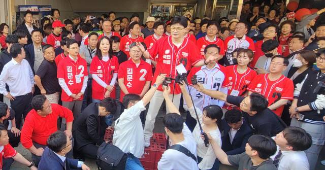 ▲ 한동훈 국민의 힘 전 대표가 22일 원주 중앙시장을 찾아 친한계 박정하·진종오 의원, 김혜란 춘천시 갑지구위원장과  김문수 후보 지지유세를 하고 있다.  김정호 기자