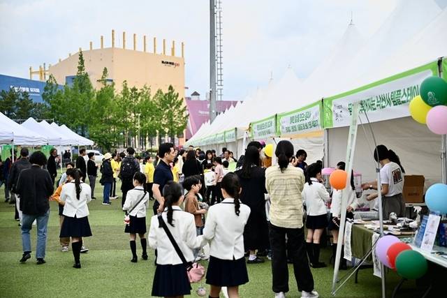 ▲ 2025 설악무산문화축전 행사장인 속초 엑스포 잔디광장에 많은 방문객들이 몰려 체험행사를 하고 있다.