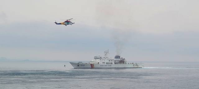▲ 동해해양경찰청은 23일 속초항 인근 해상에서 항공기 해상 불시착 상황을 가정한 강원도청 등 유관기관이 총출동하는 수난대비 훈련을 했다.