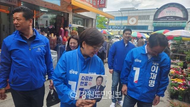 ▲ 정은경 더불어민주당 선대위 공동총괄선대위원장과 허영 국회의원 등이 24일 춘천 중앙시장을 찾아 상인들을 만나고 있다.